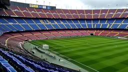 Kuva näyttää tyhjän jalkapallo stadionin.