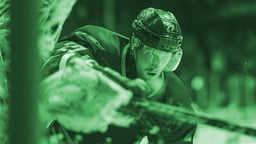 Jääkiekkopelaajasta lähikuva.